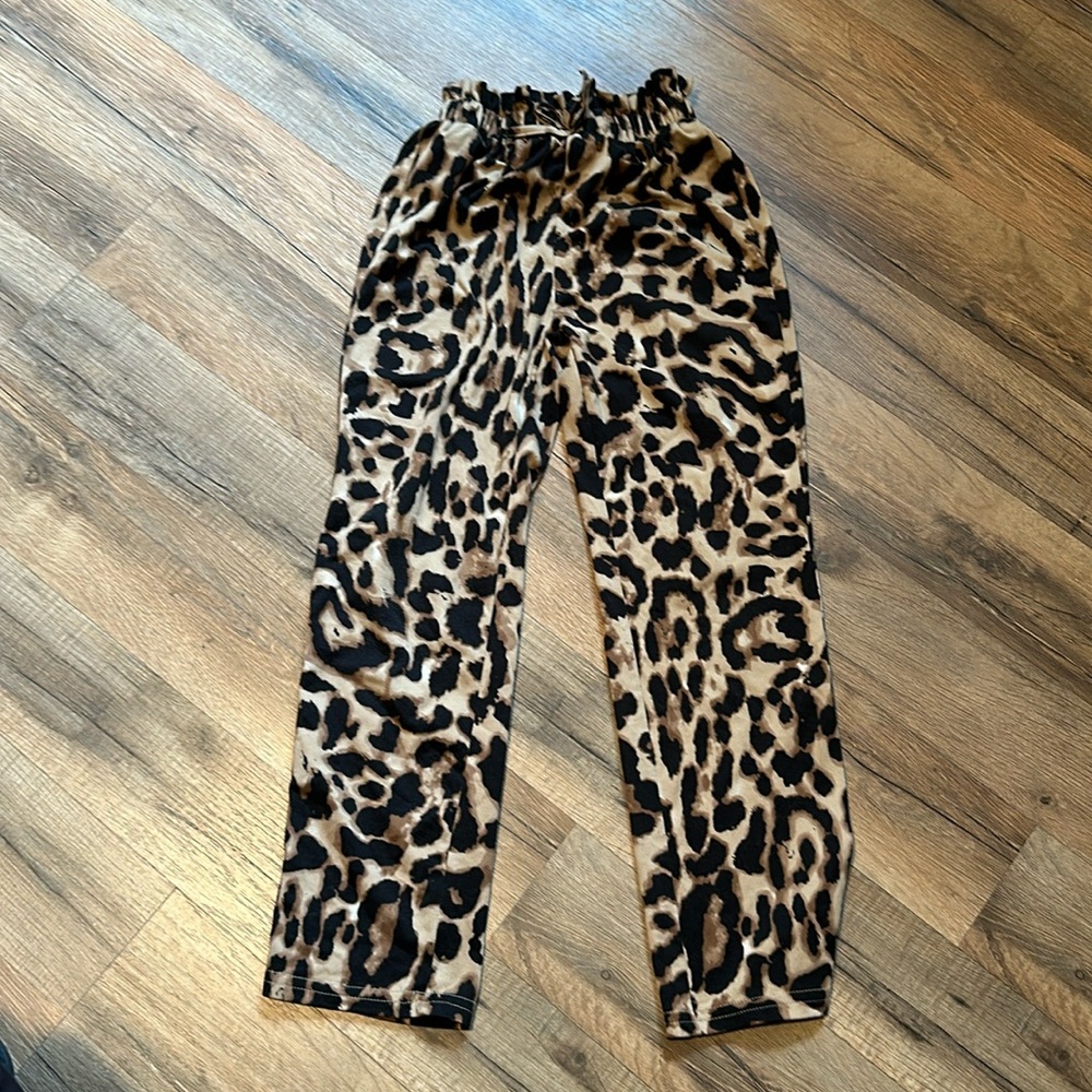 Girls cheetah pants. Not sure of the brand or size but I think they’re size 7